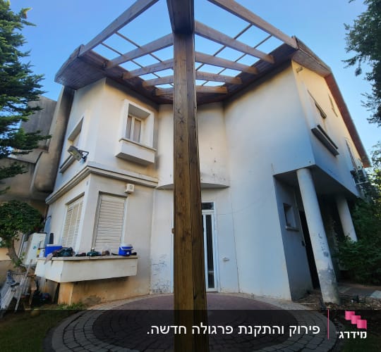 גג עץ פתוח עם קורות תמיכה על עמודים